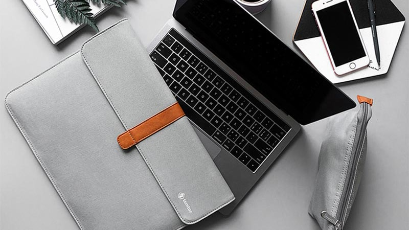 Sử dụng phụ kiện và túi chống sốc để bảo quản MacBook