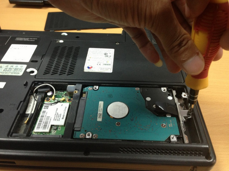 Kiểm tra lại ổ cứng để khắc phục laptop bị lỗi win